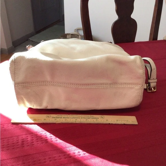 Michael Kors off vanilla colored leather purse - Picture 5 of 10